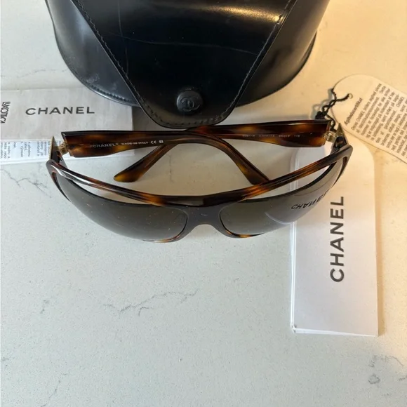 CHANEL Tortoiseshell Sunglasses with Logo - Picture 5 of 10